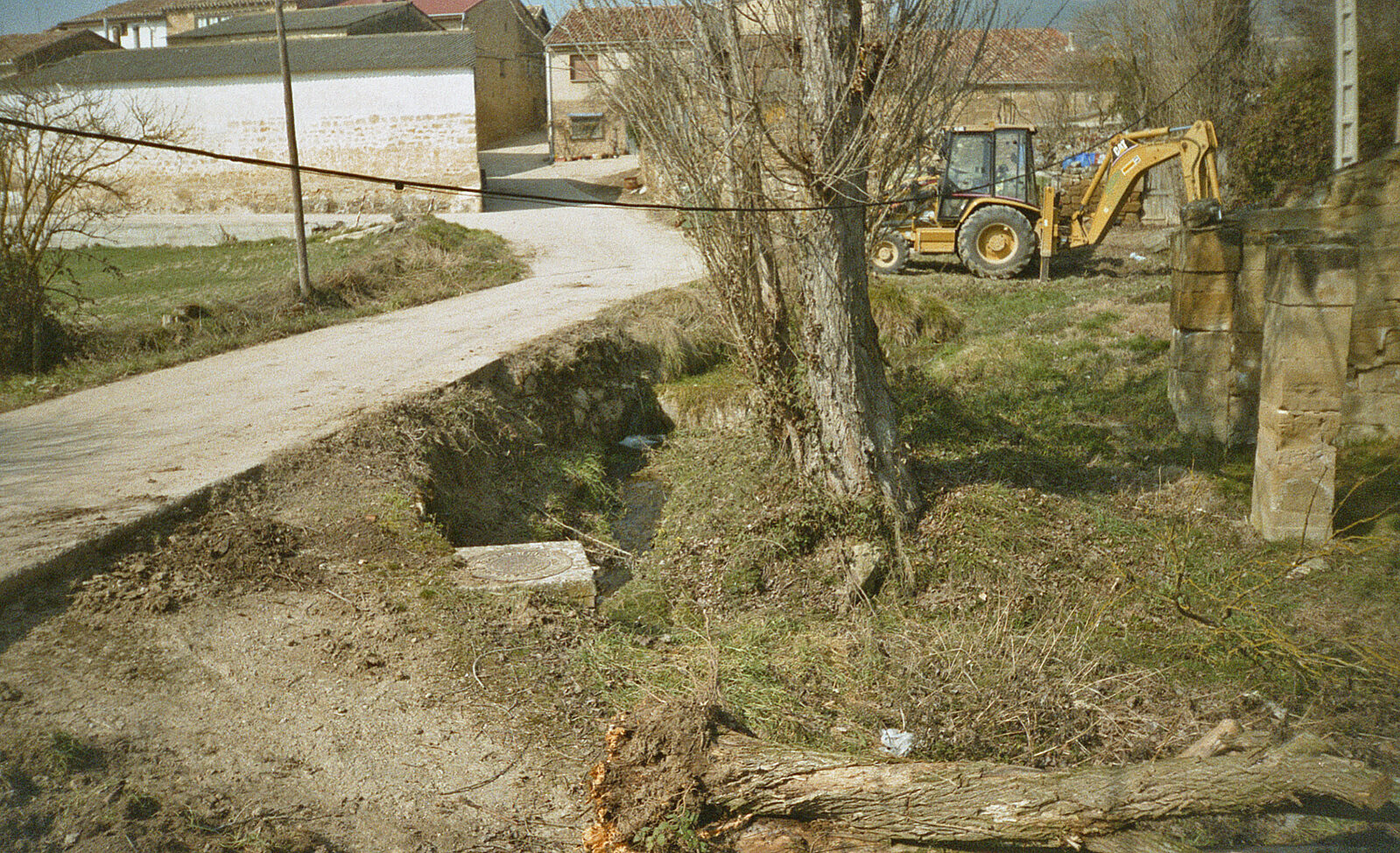  Estado del complejo fontanal de Castilseco antes de iniciarse las obras de restauración en 2005. En esta foto todavía se aprecia el «antiguo lavadero»: el canal que hay entre el camino y los chopos. El agua llegaba del rebosadero del arroyo (a la derecha de la retroexcavadora).