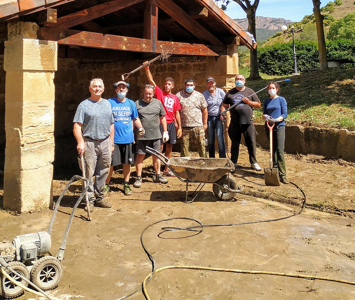  Vecinos de Castilseco limpiando a vereda la fuente y lavadero. Agosto de 2020.