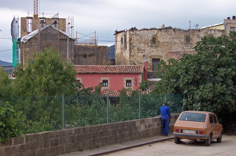  Aspecto de la iglesia durante su última remodelación en septiembre de 2003. A su derecha todavía estaba la “casa del cura”, uno de los edificios relevantes de Galbárruli.