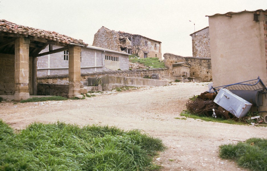 La plaza de la fuente de Galbárruli era de tierra y piedras hasta que se hormigonó en 1995. 